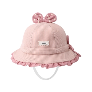 Rosa Baby-Sonnenhut aus Cord mit Polka-Dot-Schleife und Rüschenrand auf Weiß