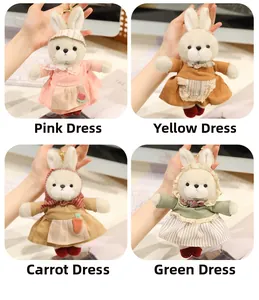 Dettaglio di quattro portachiavi a forma di coniglio di peluche con vari vestiti carini