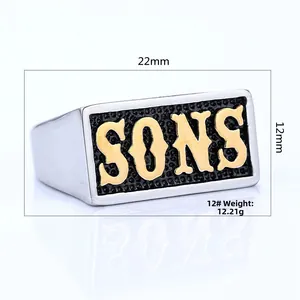 Détail de la bague punk argentée avec incrustation noire et texte SONS doré 22x12mm