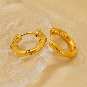 Boucles d'oreilles créoles dorées vintage avec motif en relief et fermoir cliquet