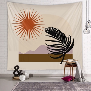 Détail d'une tapisserie bohème avec soleil et palmiers suspendue sur un mur de briques