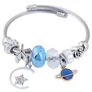 Bracciale celeste in acciaio inossidabile con luna stelle e perline blu su sfondo bianco