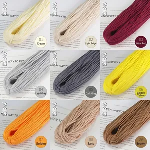 Selezione di fili di seta colorati per tessitura a mano e creazione di gioielli