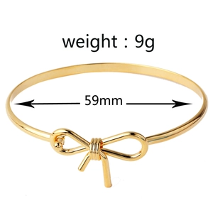 Bracciale rigido dorato a forma di fiocco minimalista con diametro lucido di 59mm