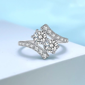 Vista macro de diamantes gemelos en una banda de plata cruzada con piedras brillantes