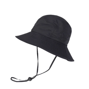 Schnelltrocknender Anglerhut aus schwarzem Nylon mit Kinnriemen und Belüftungslöchern