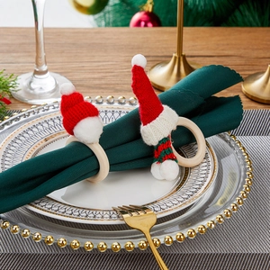 Portatovaglioli natalizi a mini cappello di Babbo Natale con anello in legno decorato