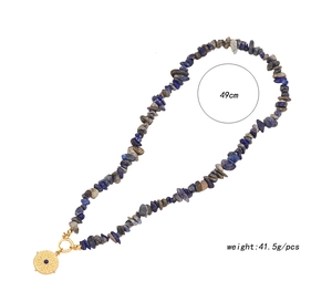 Dettaglio della collana di perle con pietre naturali blu e grigie e ciondolo
