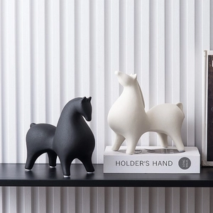 Sculptures de chevaux abstraites modernes en céramique mate noire et blanche élégante