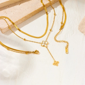 Élégant collier double épaisseur doré avec pendentifs trèfle sur pierre