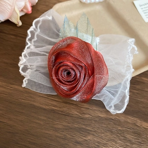 Vue macro du bracelet rose en satin rouge avec dentelle blanche fine et détails en résille