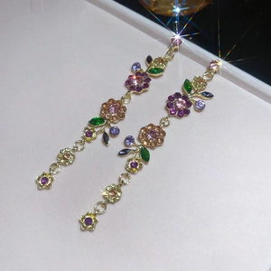 Detailansicht der Vintage-Ohrringe aus Gold mit lila und champagnerfarbenen Zirkonen