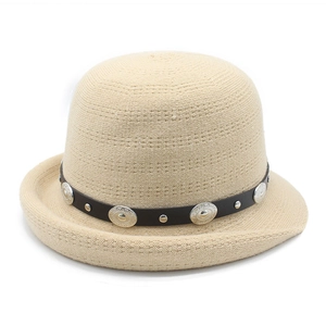 Chapeau melon en tricot beige élégant pour femme avec bande en cuir noir et clous argentés