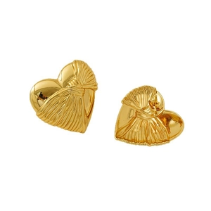 Boucles d'oreilles cœur en plaqué or 18K avec texture plissée sur fond blanc neutre