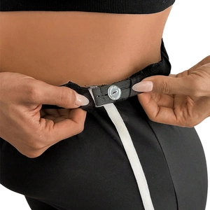 Detail van verstelbare zwangerschapsbroek met elastische band en knoop voor comfort