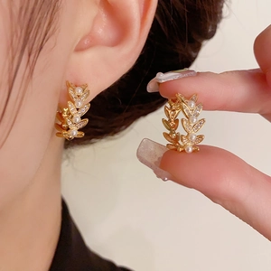 Eleganti orecchini a cerchio a spiga di grano dorati con perle e strass stile raffinato