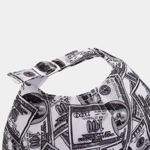 Dettaglio del cappello con stampa di dollari e fibbia in metallo regolabile
