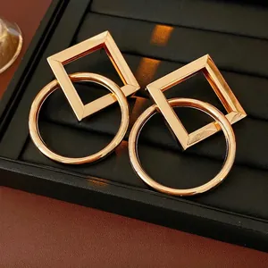 Boucles d'oreilles géométriques dorées avec formes carrées et rondes polies imbriquées