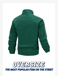 Vista posteriore della giacca sportiva oversize verde scuro con strisce bianche sulle maniche