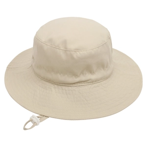 Dettaglio cappello da sole beige in twill con cinturino regolabile per neonati