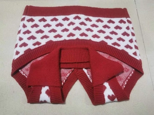 Dettaglio del motivo a cuore rosso e bianco in maglia con trama elastica in vita