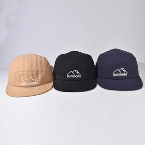 Outdoor 5-Panel-Caps in Khaki, Schwarz und Marineblau mit Berg-Logo-Stickerei