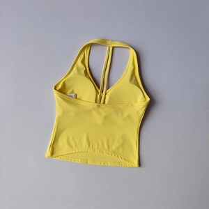 Détail d'un soutien-gorge de sport jaune avec col en V et coussinets de poitrine amovibles
