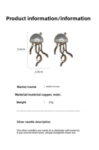 Vista dettagliata degli orecchini a lobo medusa argento, misure 3,4 cm per 1,9 cm