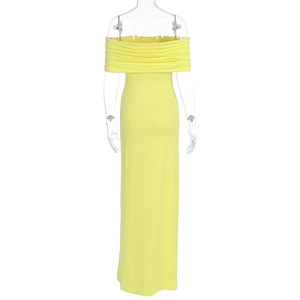 Détail d'une robe en tricot jaune vif à épaules dénudées avec encolure plissée élégante