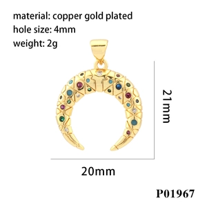 Dettaglio del ciondolo a mezzaluna placcato oro con zirconi colorati e dimensioni precise