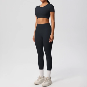 Ensemble de yoga en nylon brossé avec crop top noir à manches courtes et legging taille haute