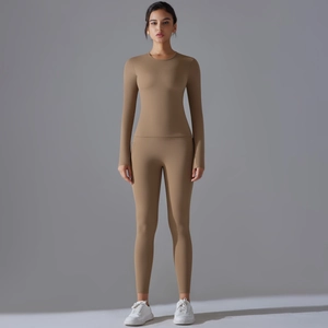 Ensemble de yoga deux pièces pour femme avec haut à manches longues et legging camel