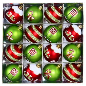 Gros plan de 16 boules de Noël rouges et vertes avec motifs pailletés en boîte claire