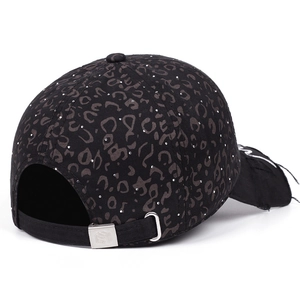 Vista posteriore dettagliata del cappello leopardato con fibbia in metallo regolabile