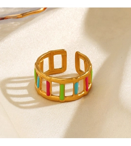 Dettaglio macro dell'email colorato su anello geometrico in acciaio inossidabile