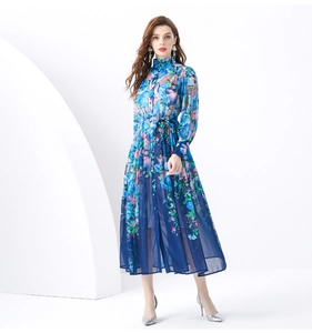 Dettaglio del tessuto in chiffon leggero con motivi floreali vintage e laccetti in vita