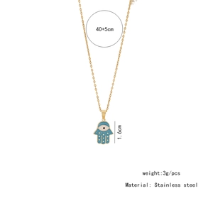 Détail du collier en acier doré avec pendentif main de Hamsa bleu et dimensions
