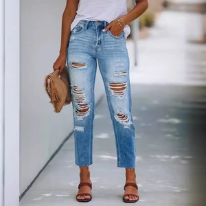 Schmale Damen Jeans in Hellblau mit modischen Rissen und ausgefransten Säumen für Freizeit