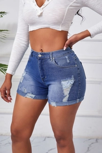 Detailansicht der High-Waist-Denim-Shorts mit Distressed-Effekt und ausgefranstem Saum