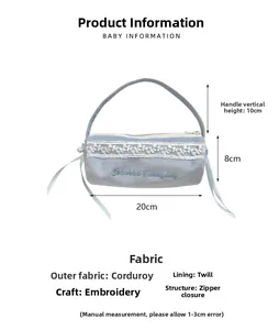Dettaglio dell'astuccio in velluto a coste azzurro con pizzo e dimensioni 20x8x10cm