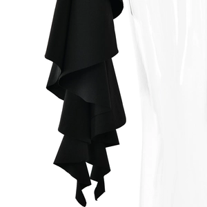 Detailansicht aus schwarzem mehrlagigem Rüschenstoff mit elegantem Plissee-Design