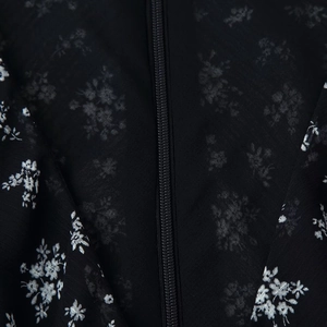 Gros plan d'une robe en mousseline fleurie avec fermeture éclair invisible et texture