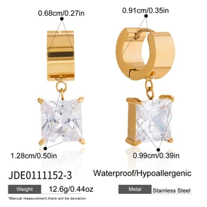 Vue de face et de profil de boucles d'oreilles en acier doré avec zircon carré