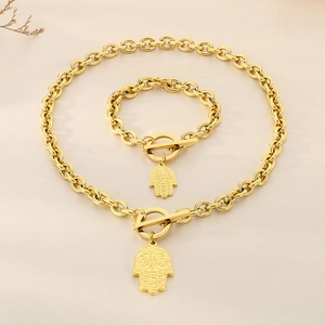 Detail von goldenem Gliederketten-Set mit Hamsa-Hand-Anhänger und OT-Verschluss für Damen