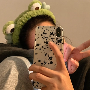 Fascia per capelli rana di peluche verde e cover per telefono con macchie d'inchiostro
