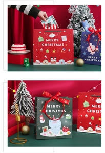 Vue détaillée de sacs cadeaux de Noël avec motifs festifs de dessins animés et rubans