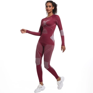 Détail de l'ensemble de fitness bordeaux sans couture avec motifs géométriques gris