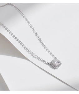 Vue rapprochée du collier en argent avec pendentif moissanite carrée et halo étincelant