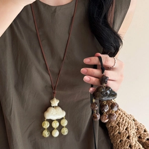 Collier nuage artistique en résine avec cordon en cuir et perles de pluie délicates