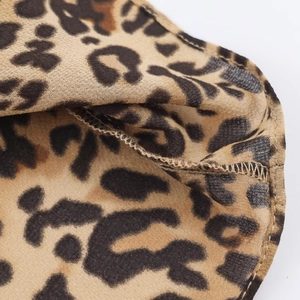 Dettaglio ravvicinato della stampa leopardata e cuciture di qualità sull'abito